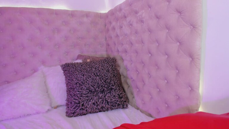 Alanna_Blakes's Streamate show and profile