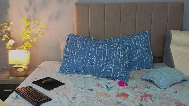 Shopia2024's Streamate show and profile