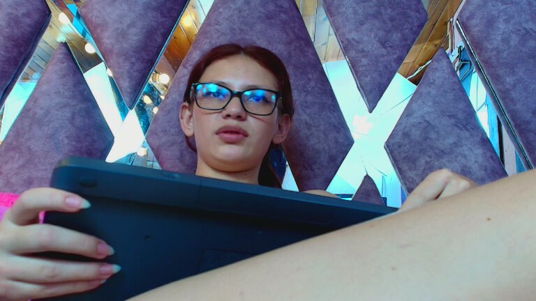 LARICSABLUE's Streamate show and profile