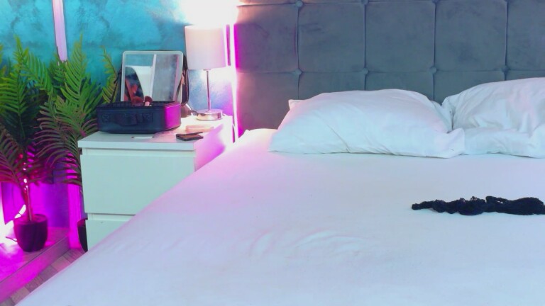 Hazzell's Streamate show and profile