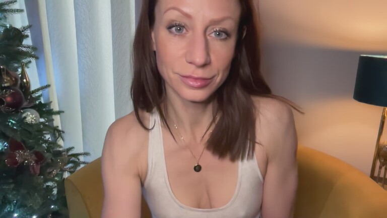 MiaBOOTYQueenUK's Streamate show and profile